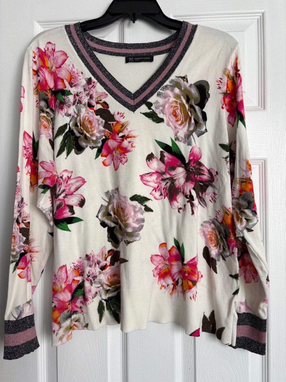 Floral V-Neck Lightweight Sweater in Cream & Pink